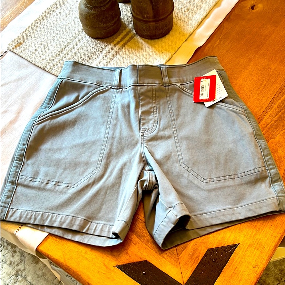 Never worn, size small pull on SPANX shorts.